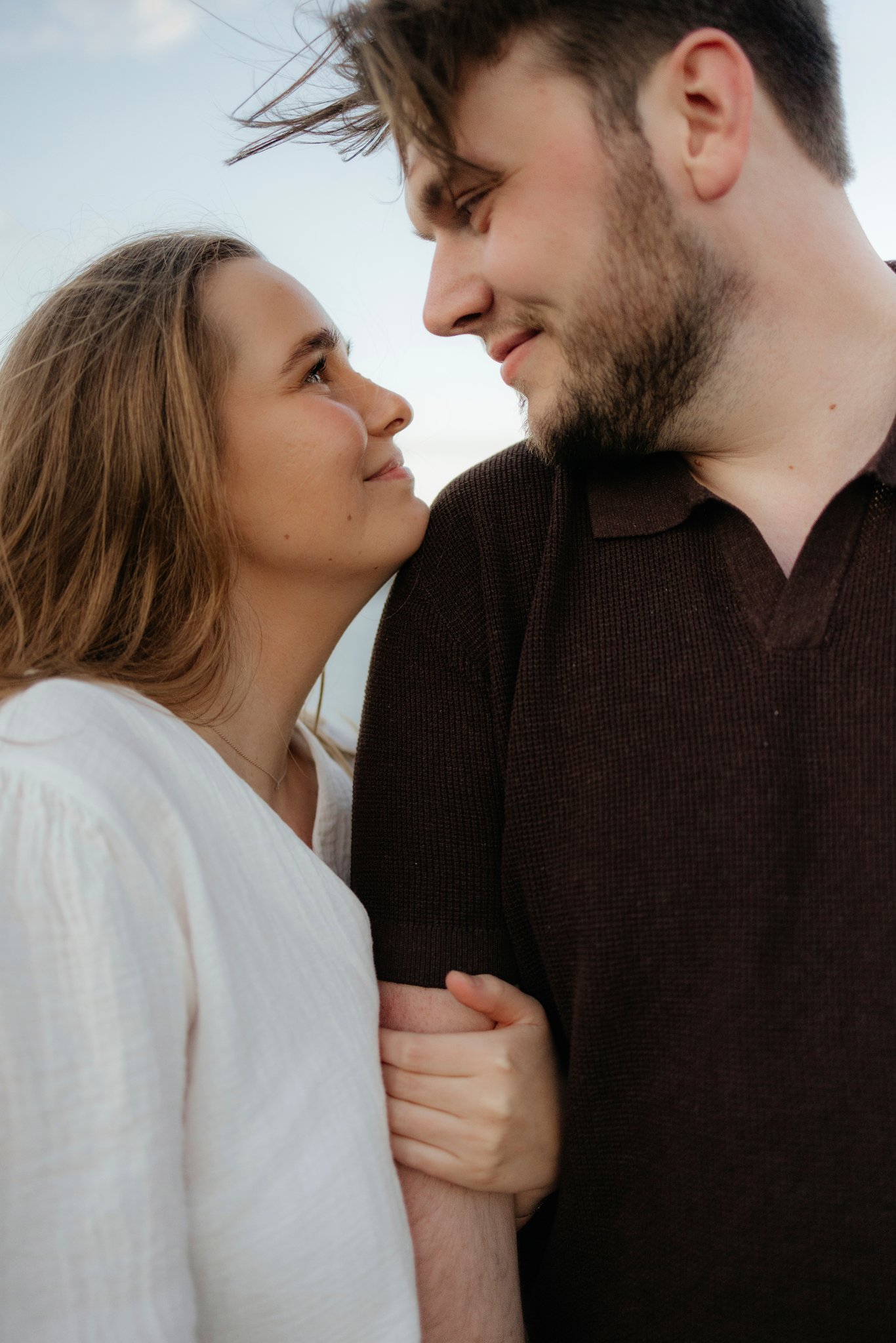 Kristine og Alfred ser på hverandre
