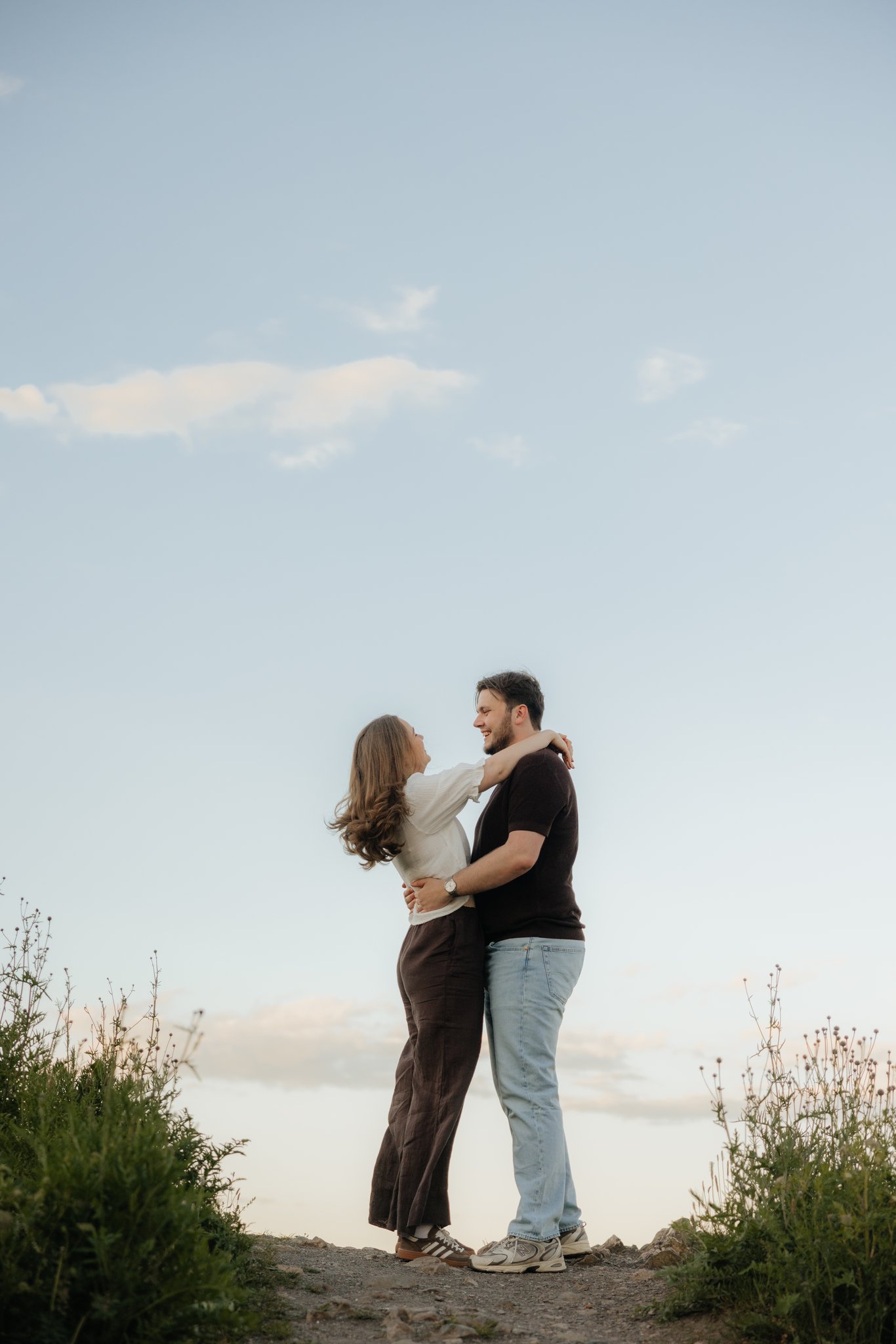 Kristine og Alfred under en stor, lys himmel